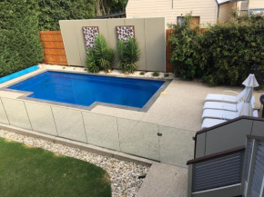 Grand Escape McKenzie - solar heated Pool WiFi, Netflix 5 bdrm 4bthrm, free 8kW EV chging